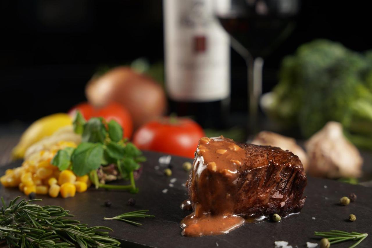 Palais De Chine Hotel Taipei Esterno foto A steak with a red wine sauce