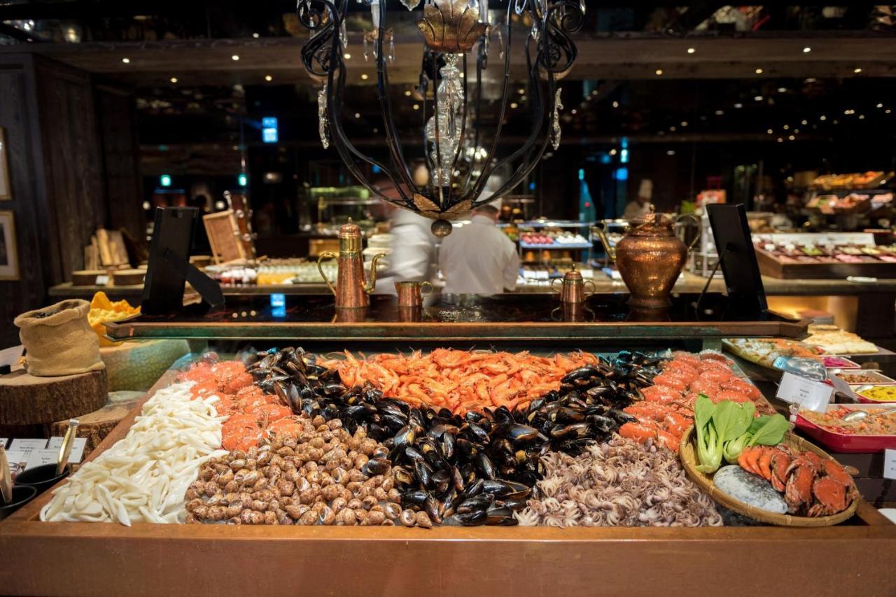 Palais De Chine Hotel Taipei Esterno foto Seafood buffet at a restaurant