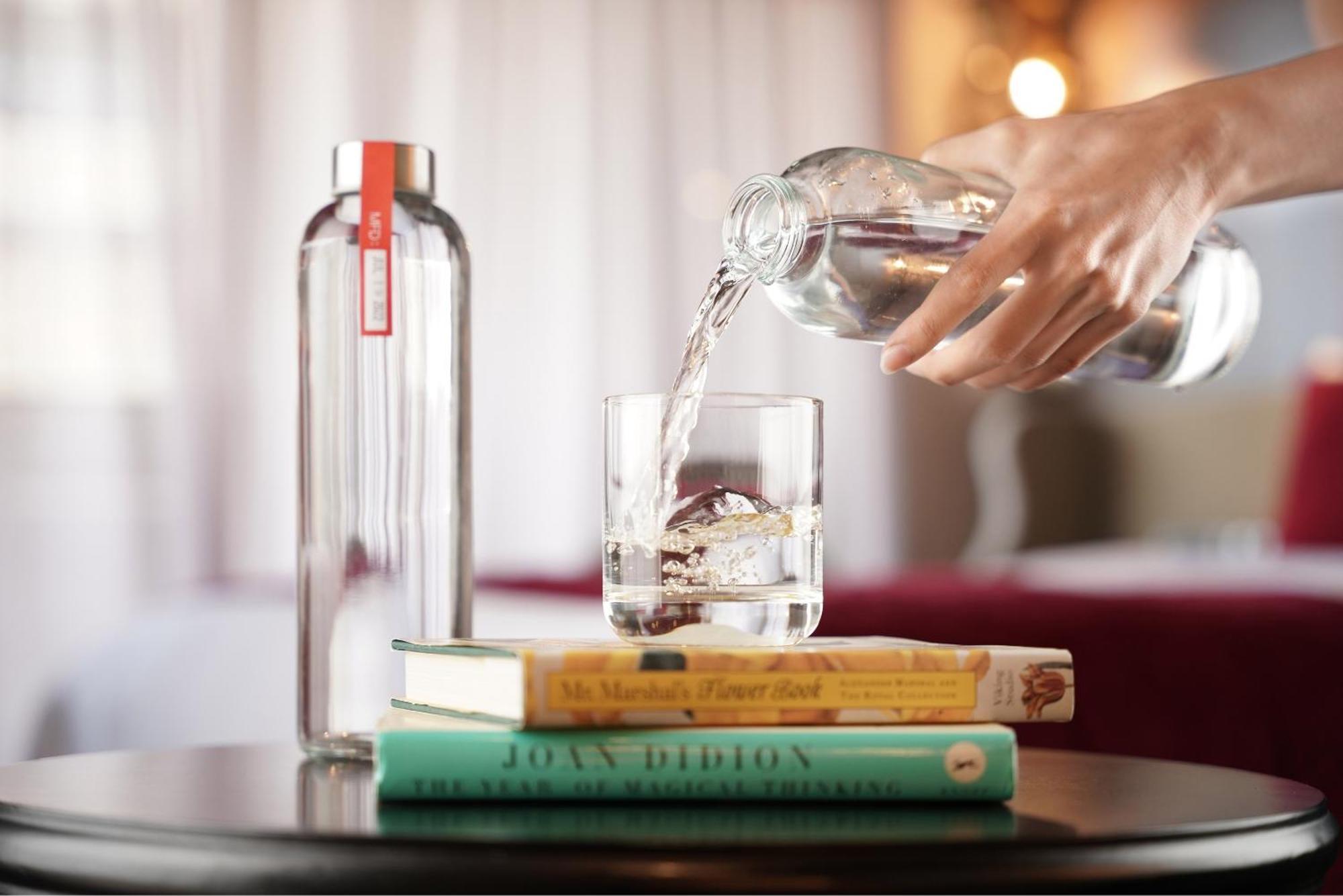 Palais De Chine Hotel Taipei Esterno foto A glass of water
