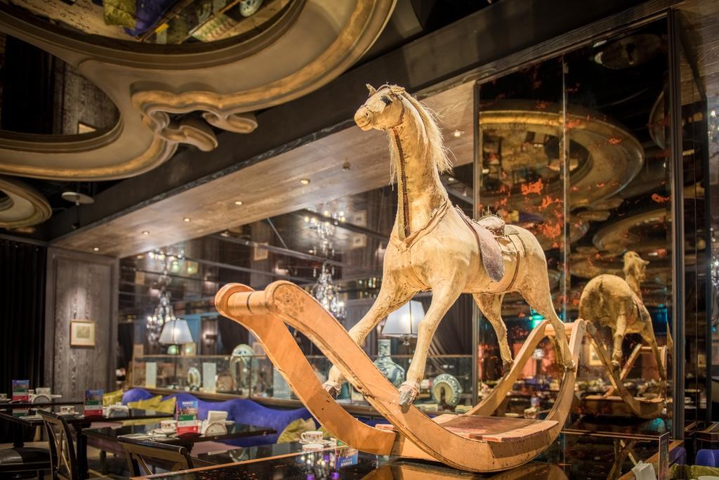 Palais De Chine Hotel Taipei Esterno foto The carousel at the entrance of the store